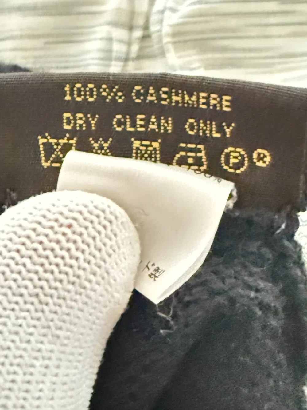 $1195 Authentic LOUIS VUITTON Made in SCOTLAND Womens 100% CASHMERE Black Gloves